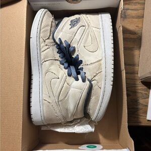Size 8 women’s air forces 1 ‘07